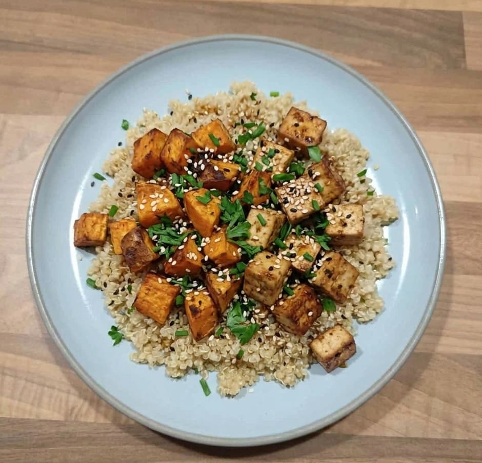 Quinoa-con-Tofu-Umami-y-batata-asada