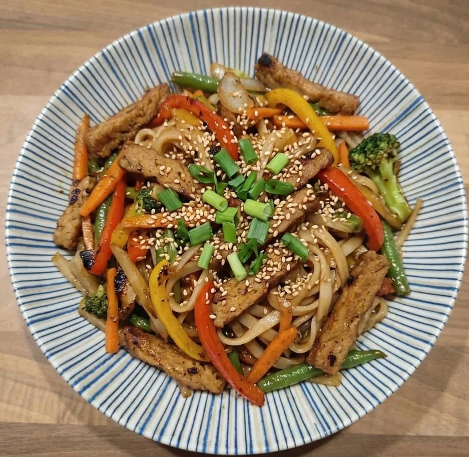 Wok-de-Seitán-con-Verduras-y-Fideos